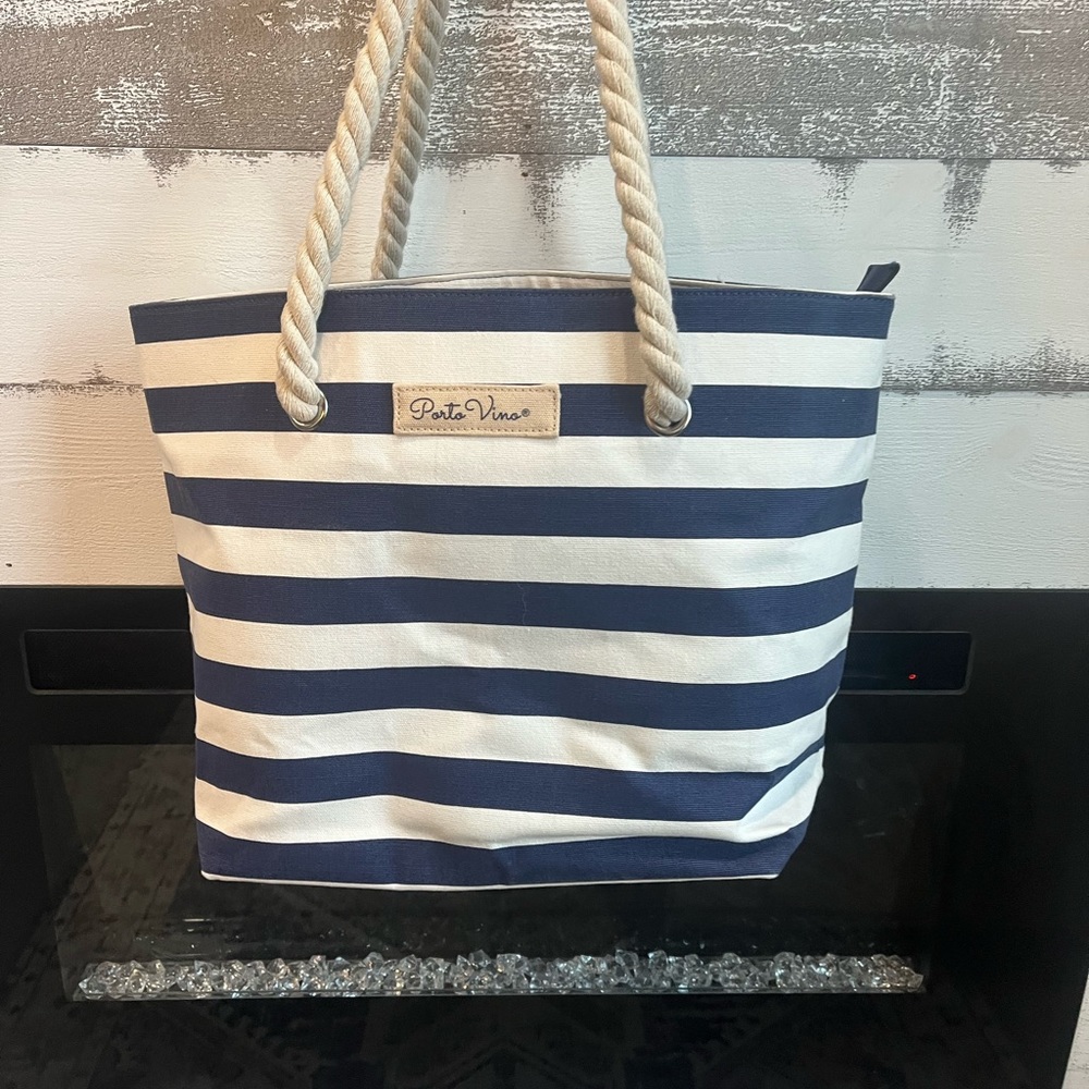 Beach bag with pouch and nozzle for wine